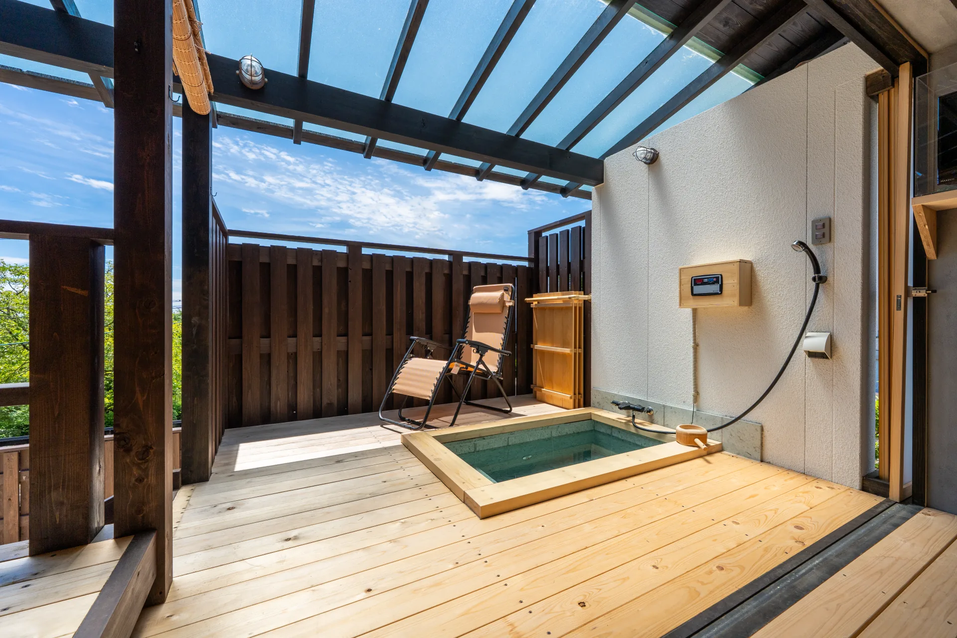 三ケ日庵の屋外のチラー付き水風呂（温水も可）